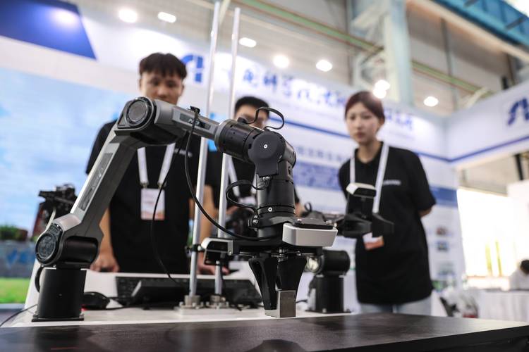 新華全媒丨2025全球工業(yè)互聯(lián)網(wǎng)大會(huì)在遼寧沈陽(yáng)開(kāi)幕